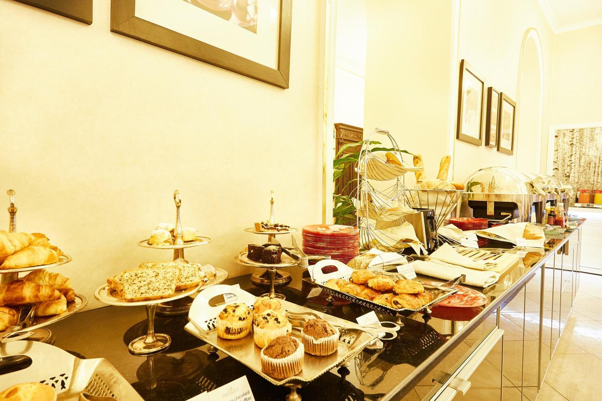 غراند هوتيل كونتيننتال بوخارست المظهر الخارجي الصورة A buffet at a hotel