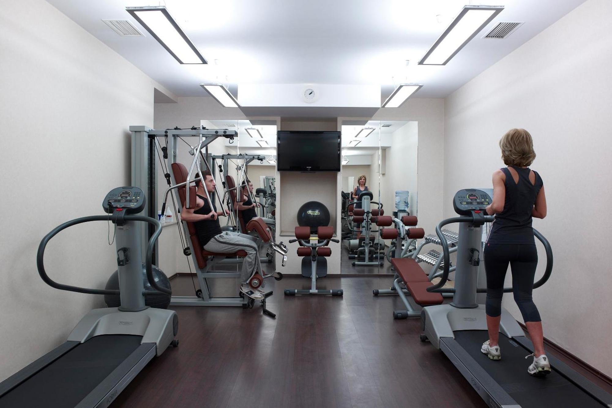 غراند هوتيل كونتيننتال بوخارست المظهر الخارجي الصورة A gym in a hotel